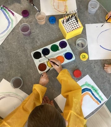 Skapande i ateljén på förskolan Smedby – en av våra konstpedagoger berättar