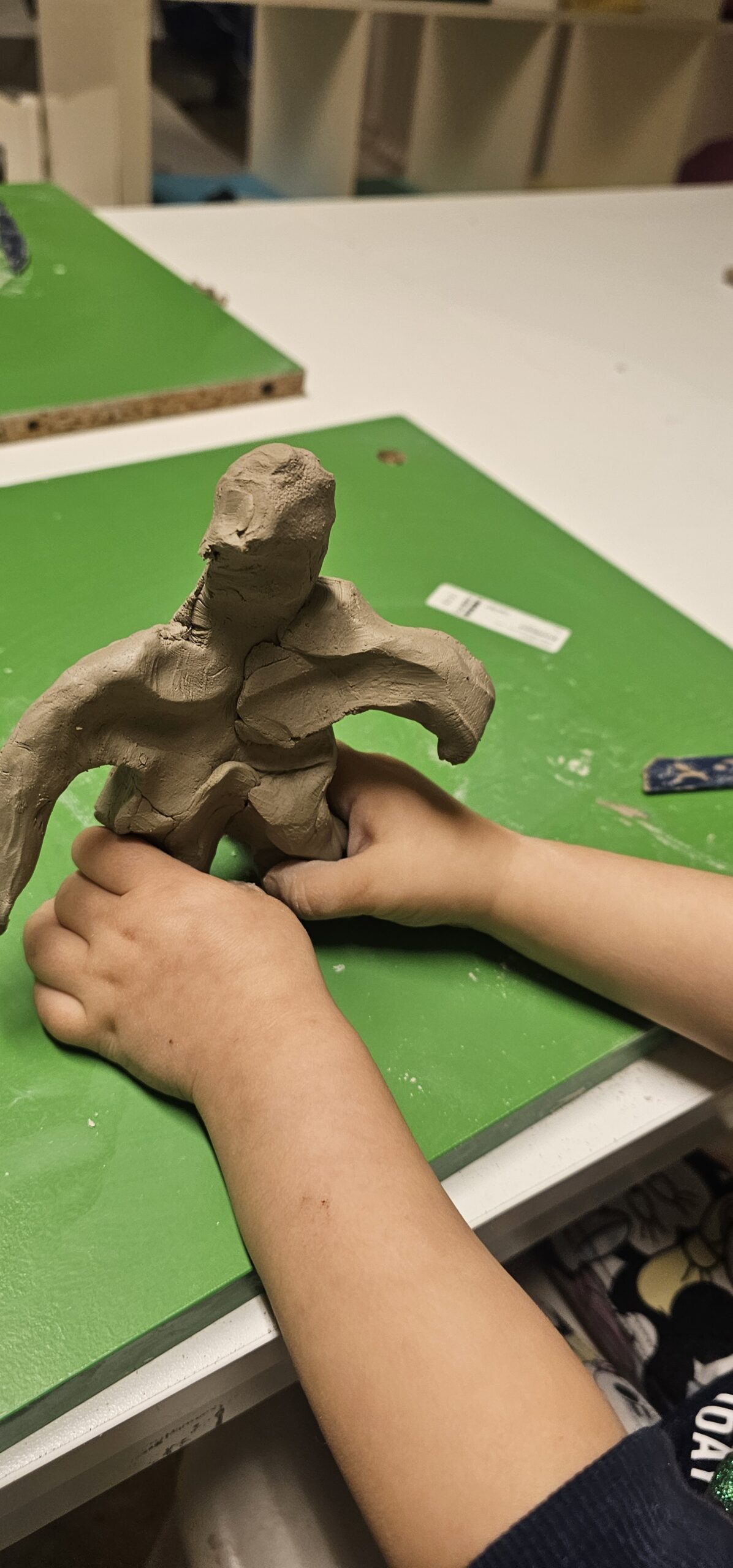 Barnen skapar med inspiration av Giacometti