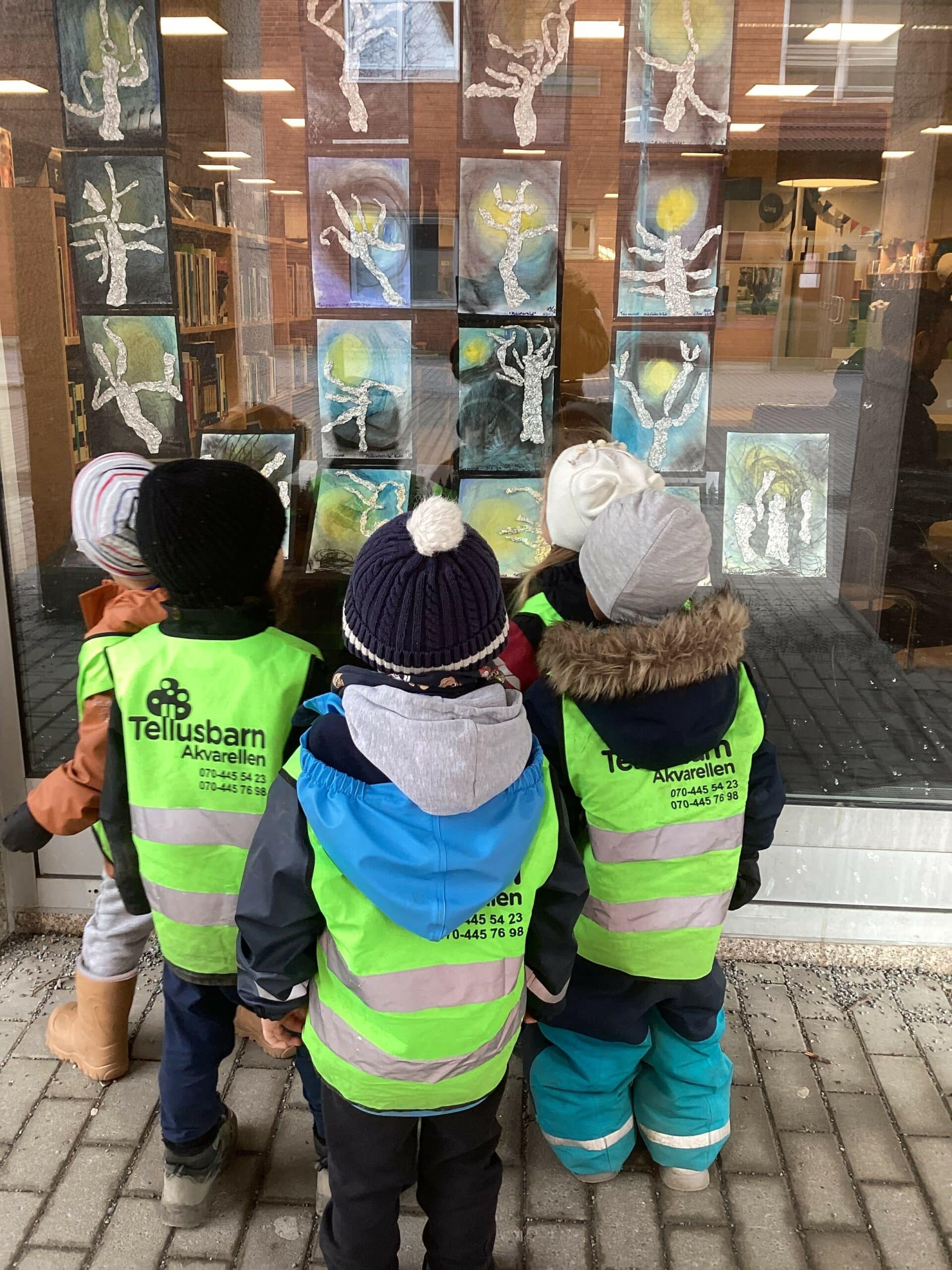 Akvarellens barn ställer ut på biblioteket i Skarpnäck