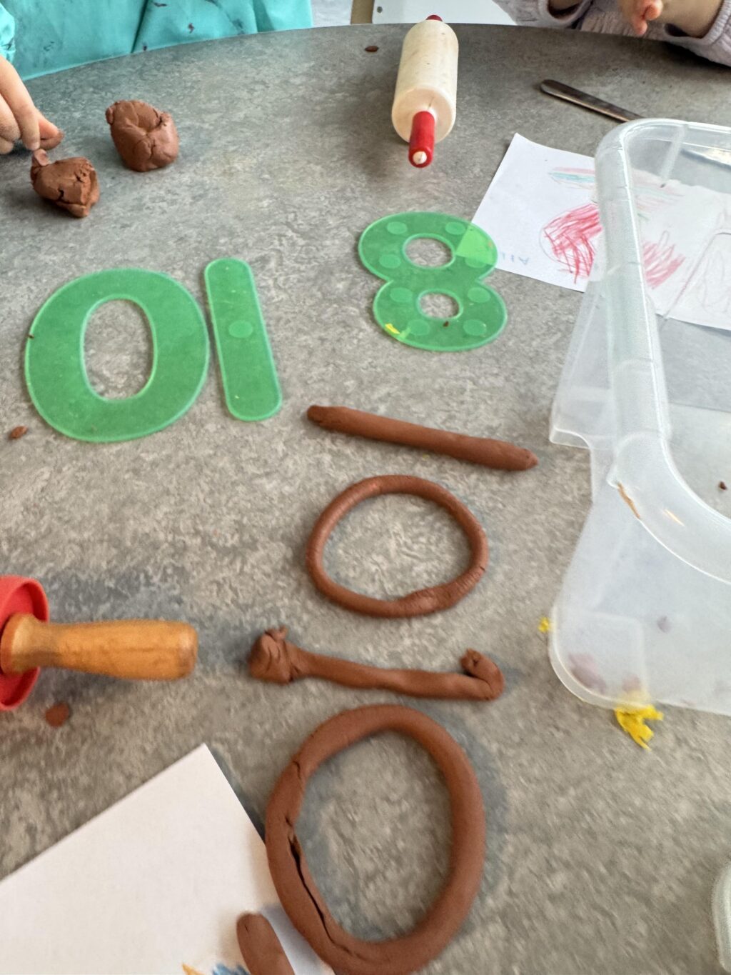 Barnen på Tibble har även arbetat med lera och utforskat siffror