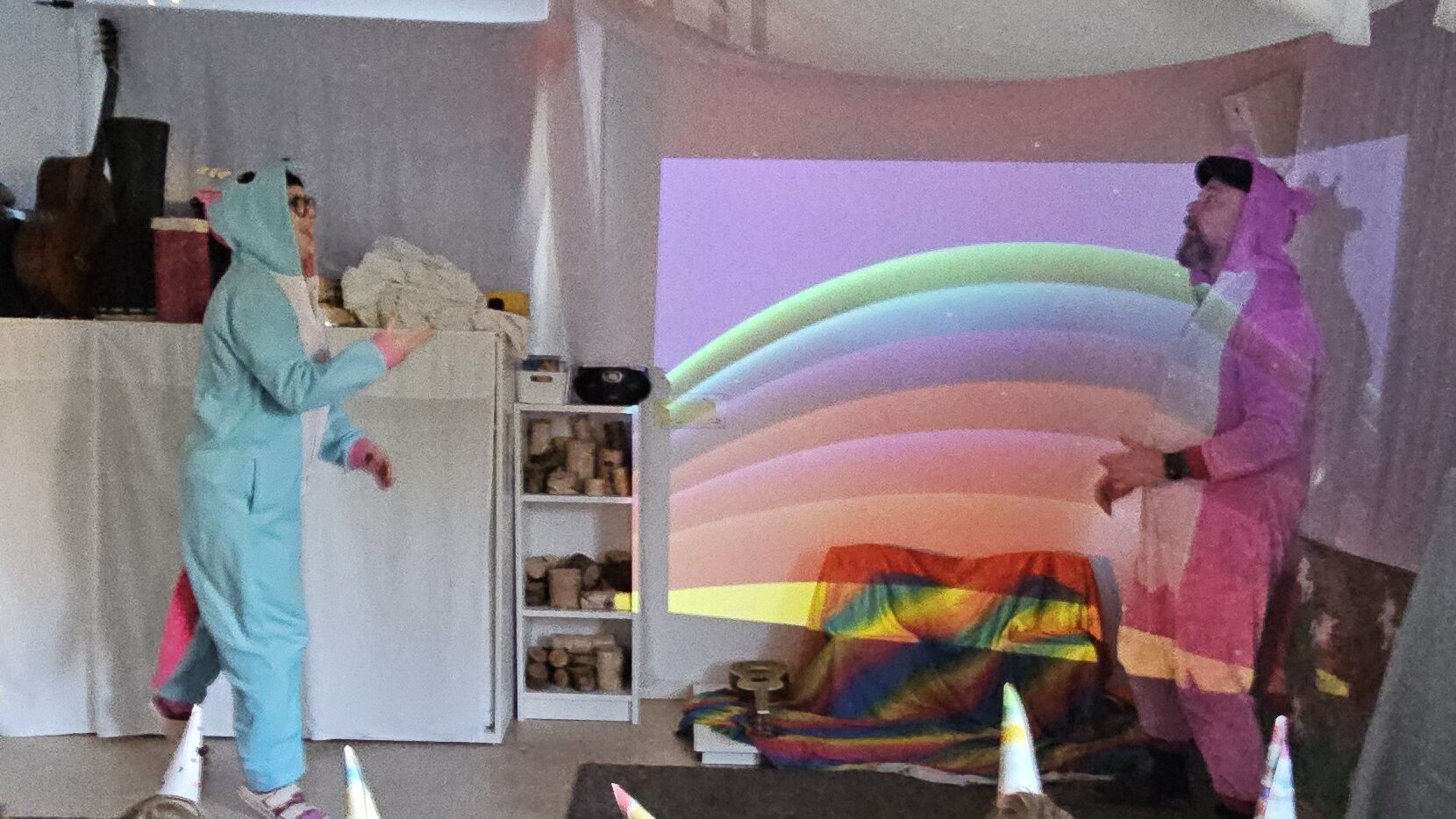 Barnen har tillverkat egna enhörningshorn, målat och skapat med inspiration från regnbågar, glittrande färger och magiska mönster.