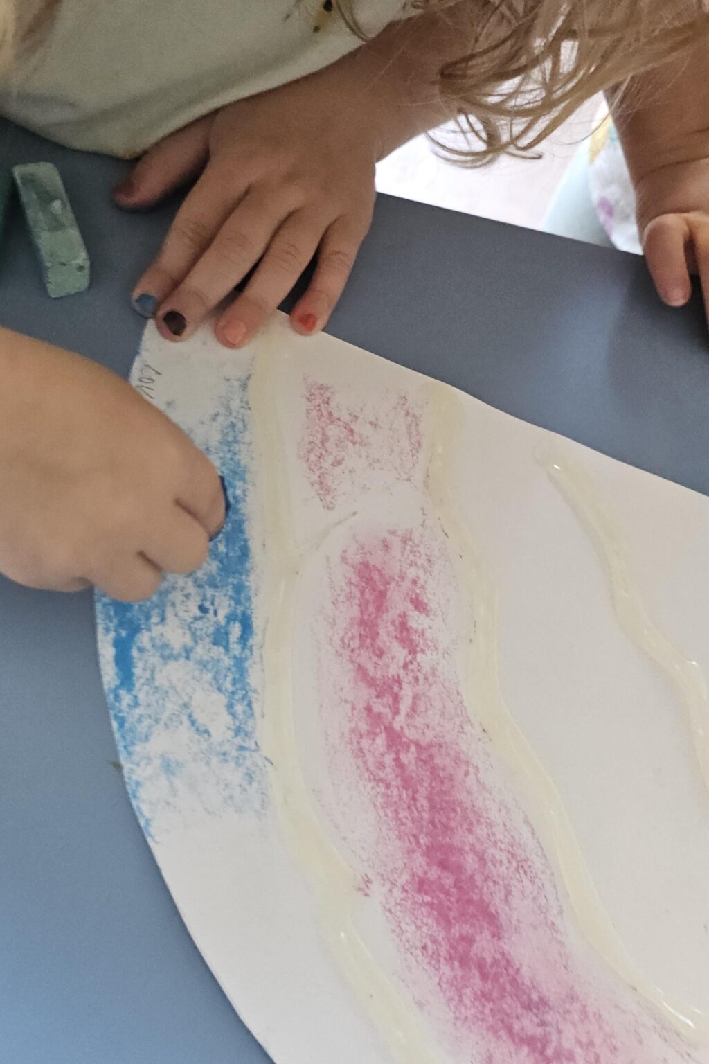 Barnen har tillverkat egna enhörningshorn, målat och skapat med inspiration från regnbågar, glittrande färger och magiska mönster.