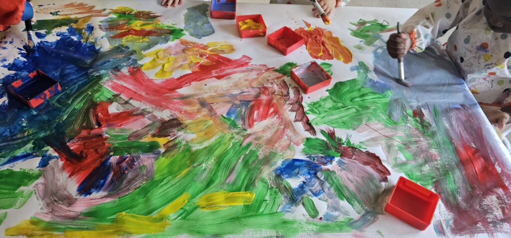 Barnen har tillverkat egna enhörningshorn, målat och skapat med inspiration från regnbågar, glittrande färger och magiska mönster.