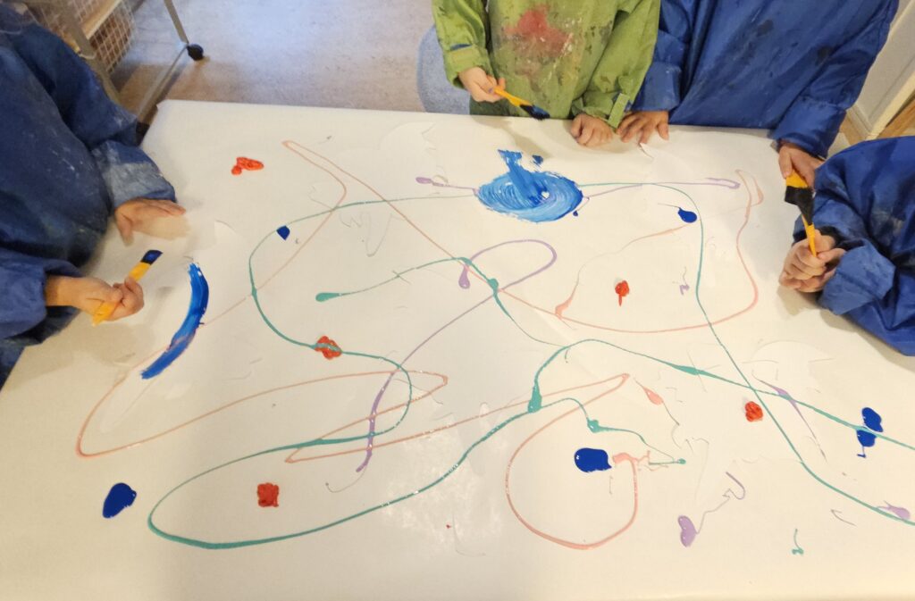 Barnen har tillverkat egna enhörningshorn, målat och skapat med inspiration från regnbågar, glittrande färger och magiska mönster.