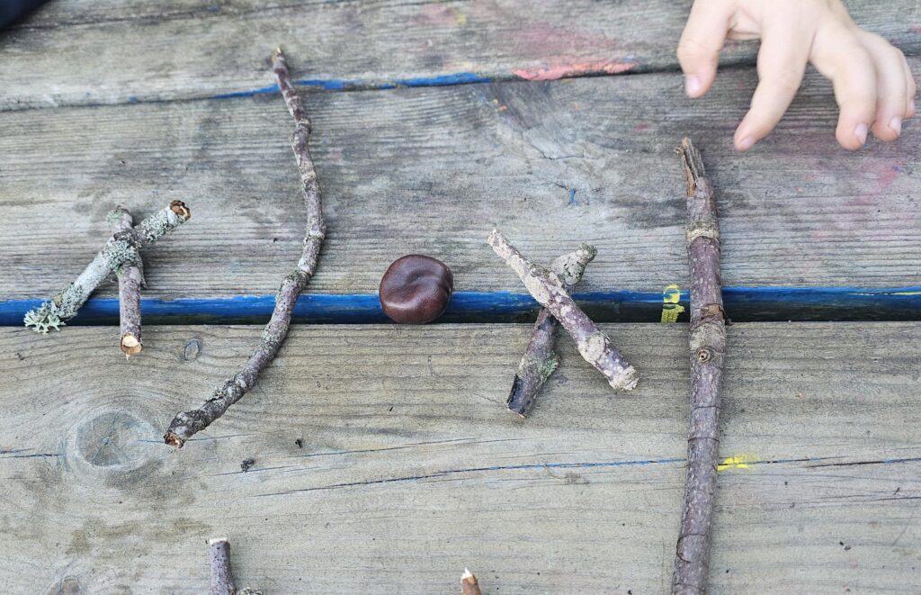 På Kulturförskolan Tallkrogen har det utforskats med matematik ute i naturen, där naturmaterial fick vara inspiration till undersökande och lek.