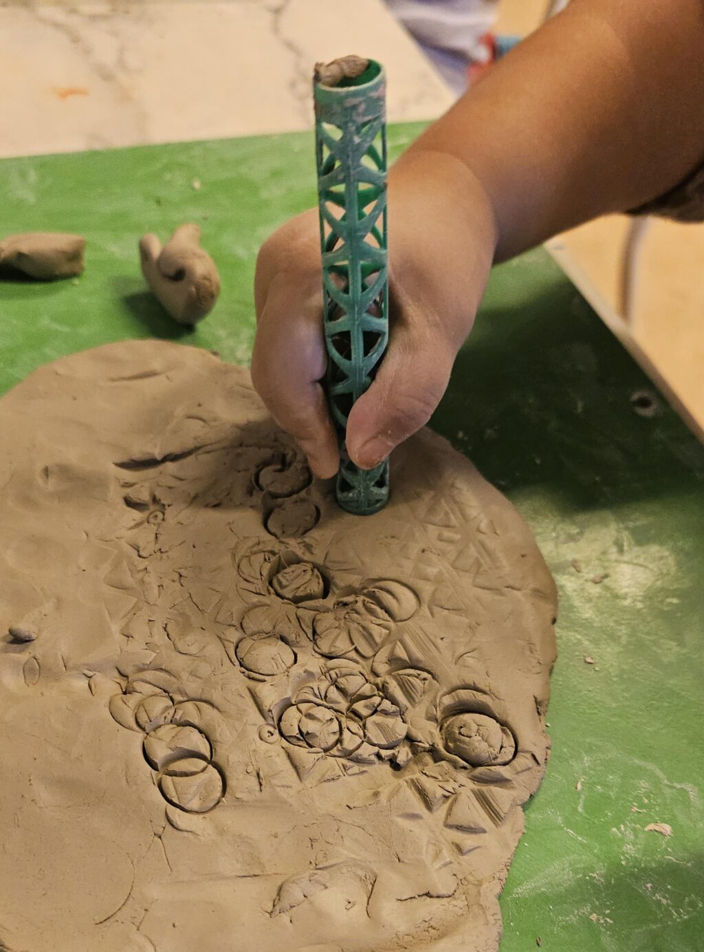 På Kulturförskolan Tallkrogen har det utforskats med matematik ute i naturen, där naturmaterial fick vara inspiration till undersökande och lek.