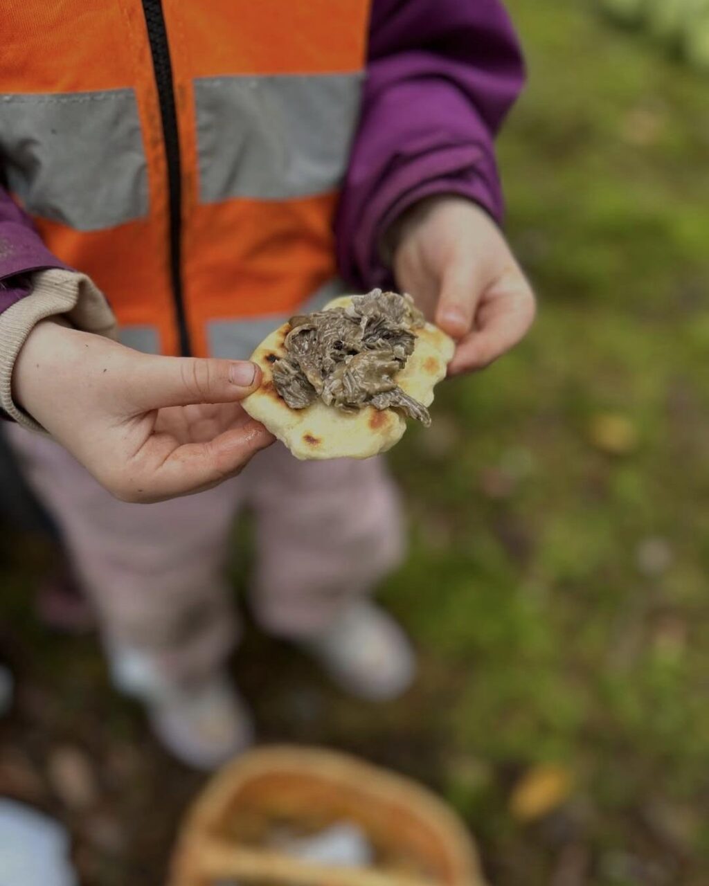 barn med kantarell bröd