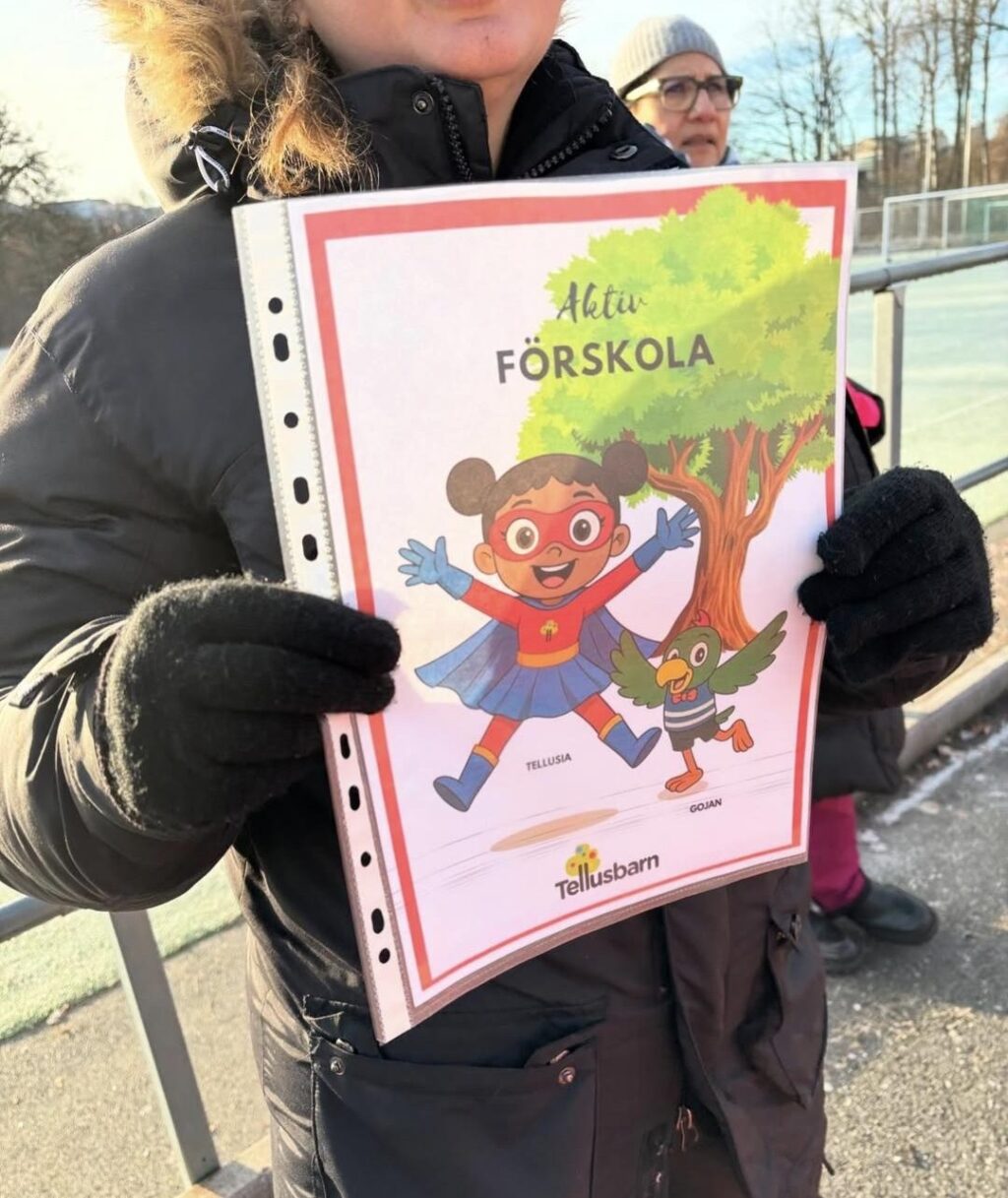 person som håller upp skyllt