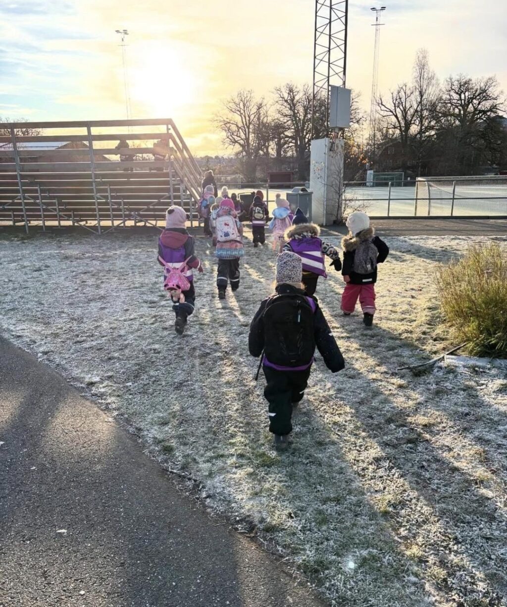 barn som går, solen skiner
