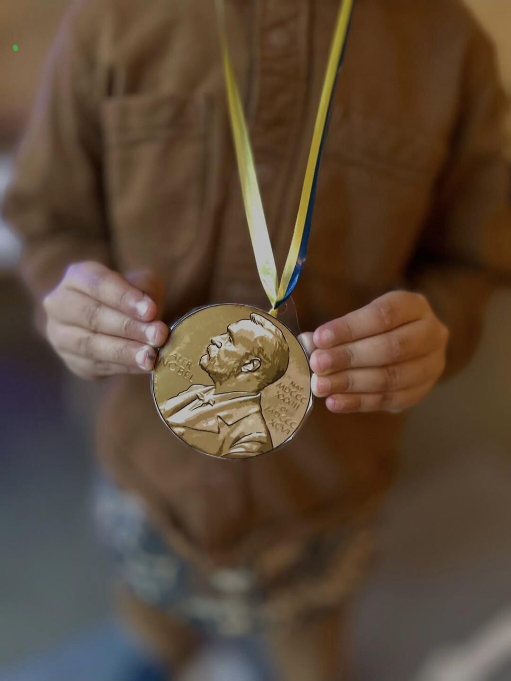 barn som håller en medalj