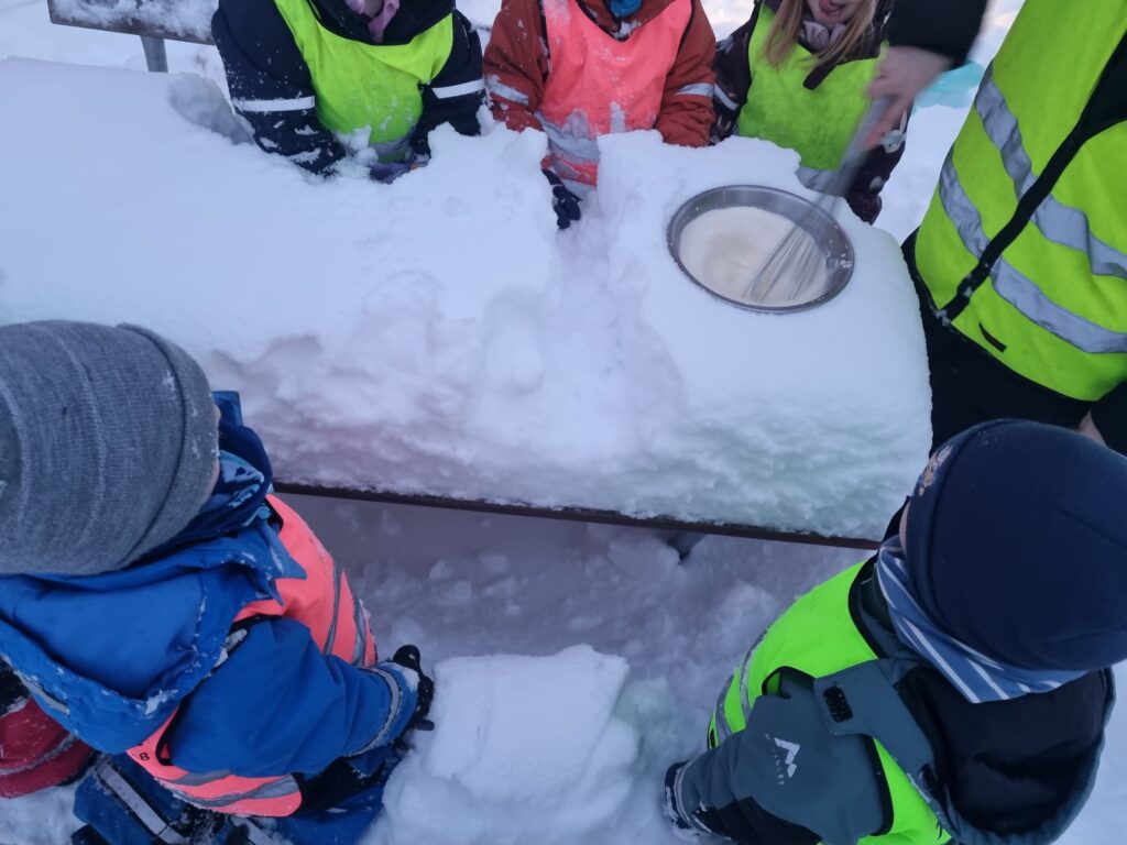barnen äter mjukglass i snön