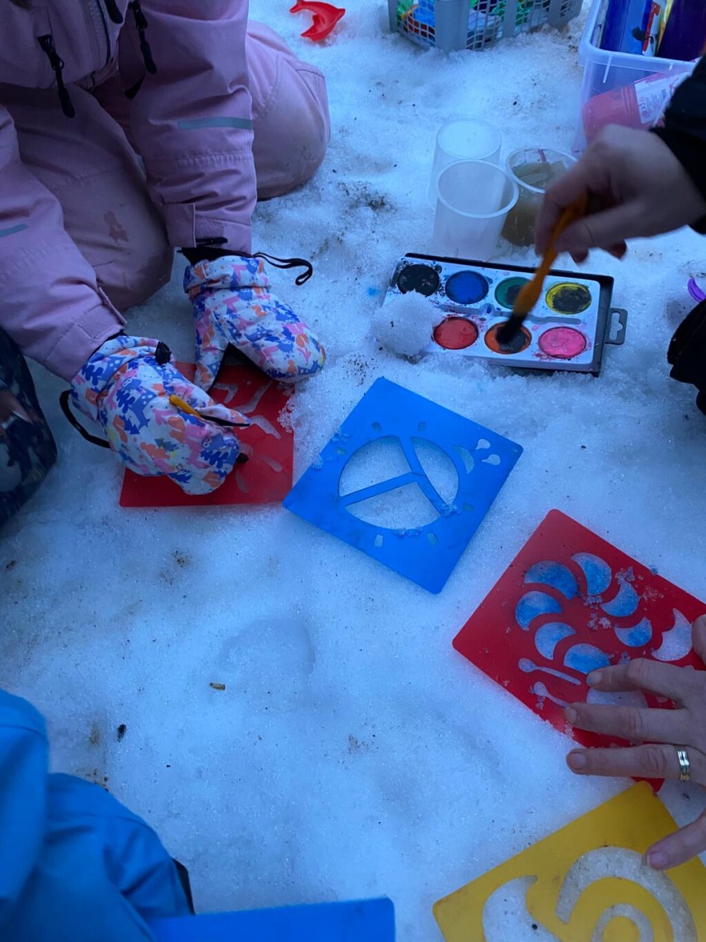 barn målar snö på förskolan smedby