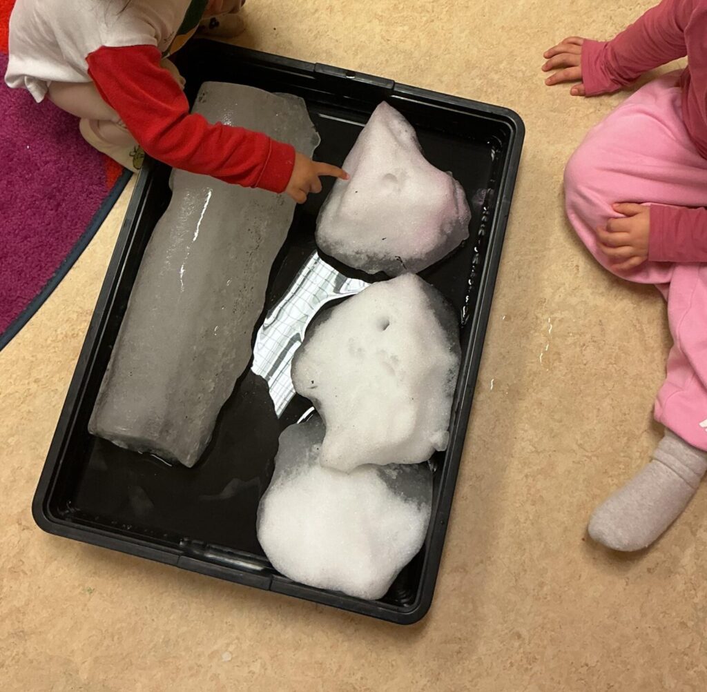 barn leker med is på akvarellen