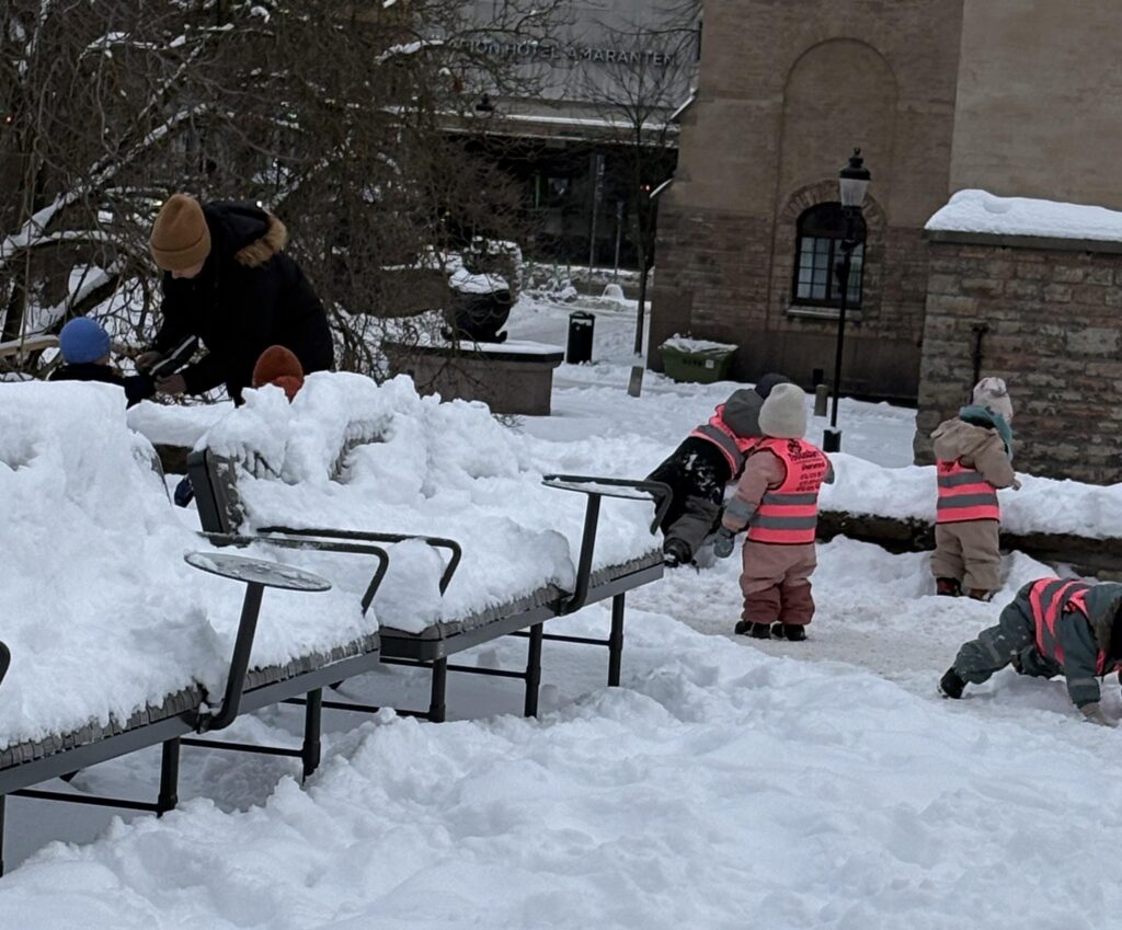 Barn från förskolan Sherwood leker i snön