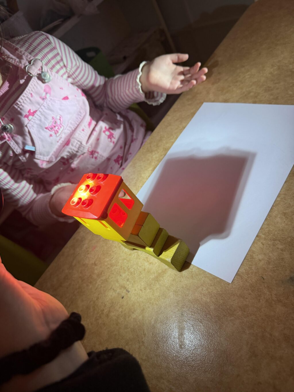 utforskande av skugga på papper