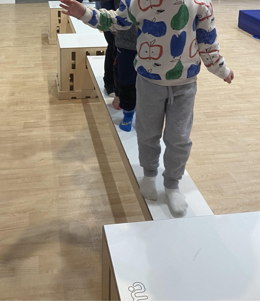 barns som utövar gymnastik