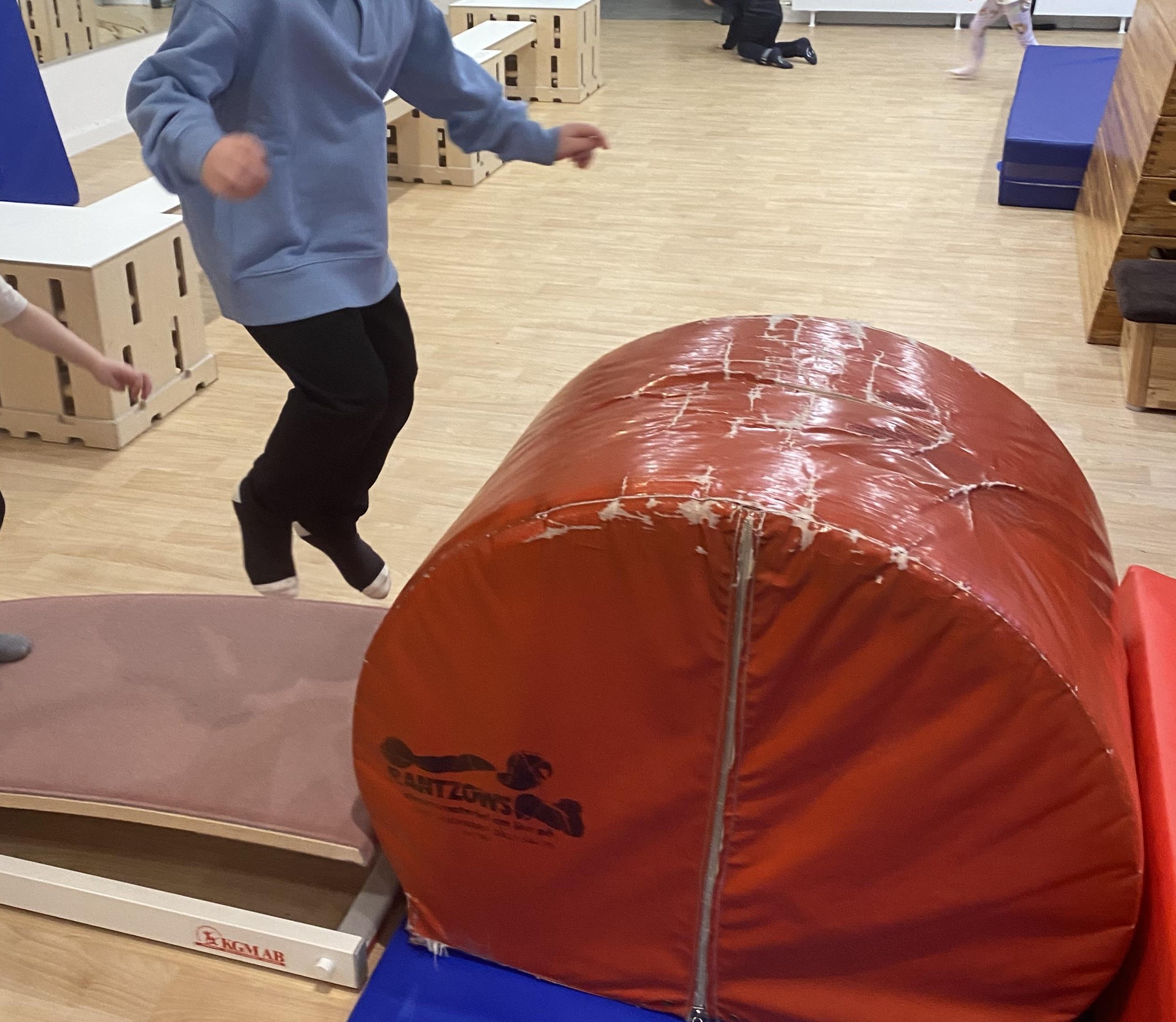 Förskola Sherwood utforskar rörelse och motorik i vintermiljö