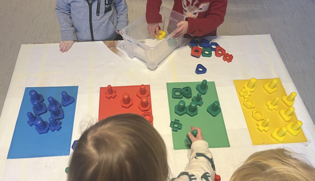 barn målar på förskolan the cottage