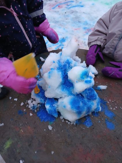 barn målar på snö på förskolan Tibble