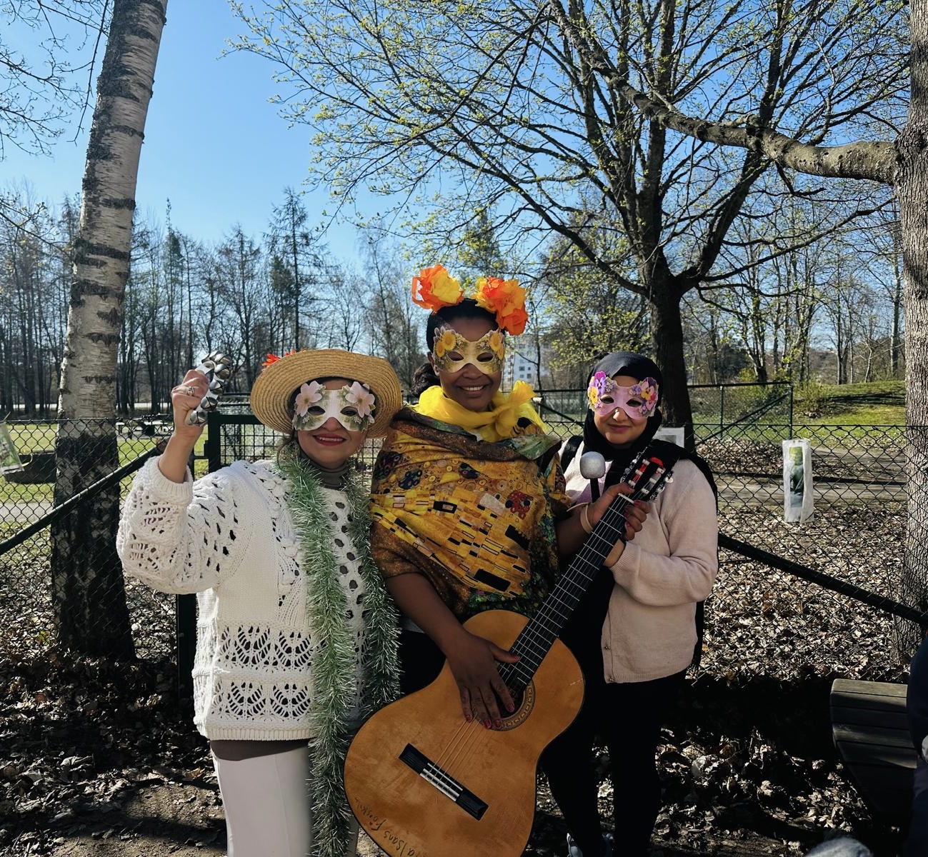 Musikstund på gården på Kulturförskolan Solen