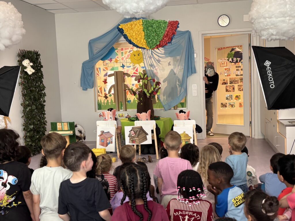 Barn tar del av föreställningen Tre små grisar på Kulturförskolan Smedby